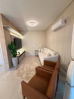 APARTAMENTO FINAMENTE MOBILIADO À VENDA NO CORAÇÃO DA MEIA PRAIA