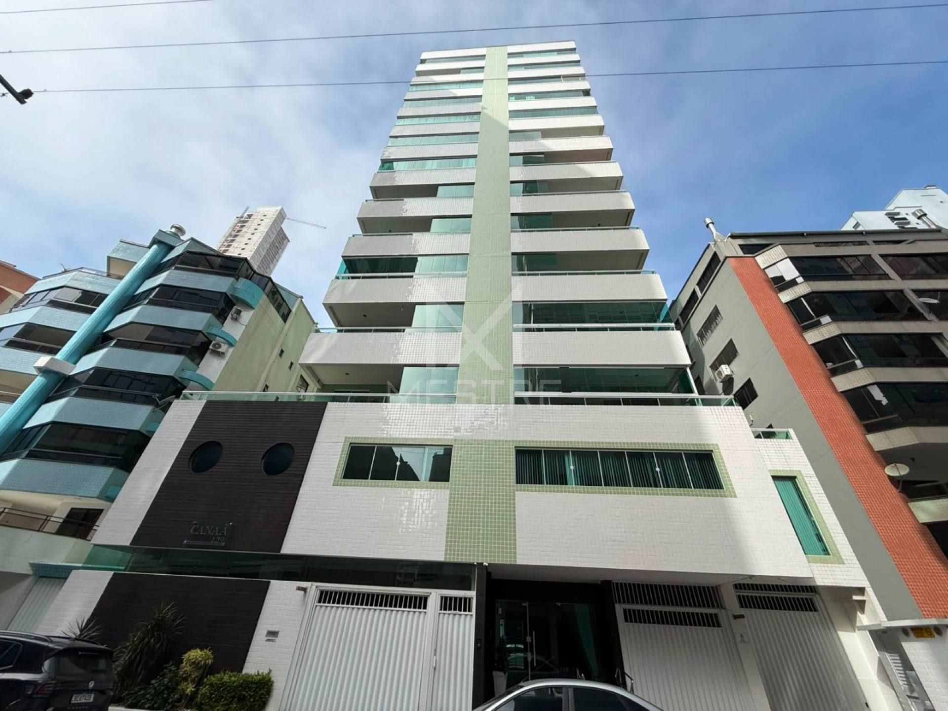 APARTAMENTO AMPLO MOBILIADO À VENDA NA MEIA PRAIA