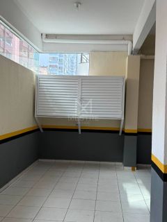APARTAMENTO AMPLO MOBILIADO À VENDA NA MEIA PRAIA