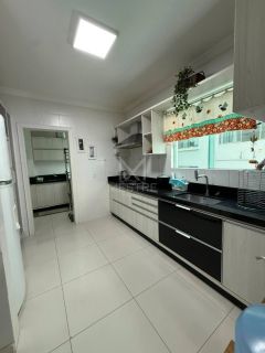 APARTAMENTO AMPLO MOBILIADO À VENDA NA MEIA PRAIA