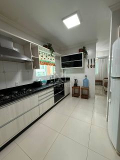 APARTAMENTO AMPLO MOBILIADO À VENDA NA MEIA PRAIA