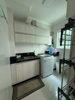 APARTAMENTO AMPLO MOBILIADO À VENDA NA MEIA PRAIA