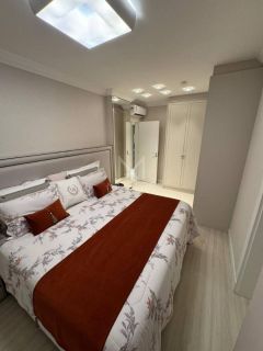 APARTAMENTO 4 SUÍTES MOBILIADO QUADRA MAR À VENDA EM MEIA PRAIA