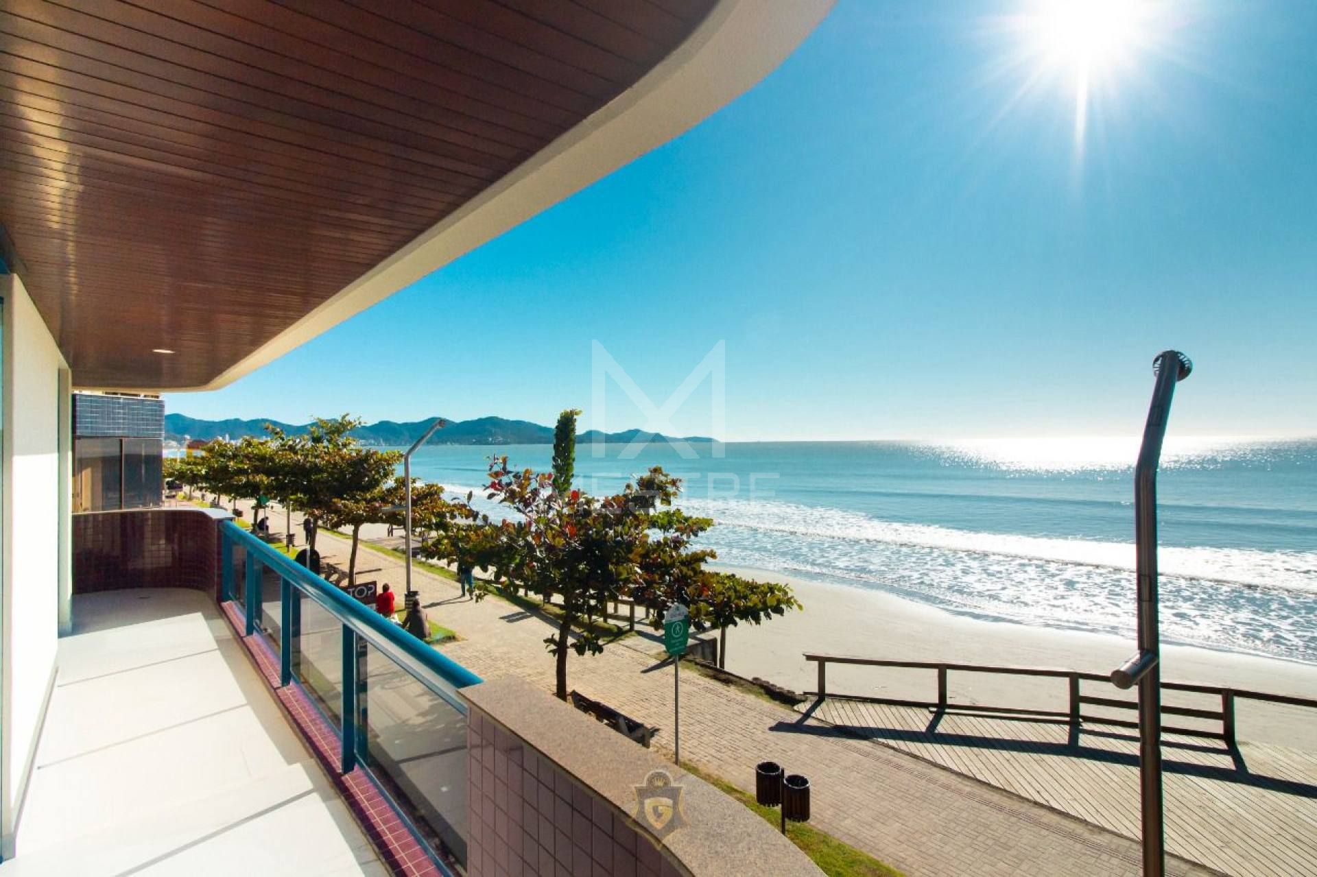 APARTAMENTO FRENTE MAR REFORMADO MOBILIADO À VENDA NA MEIA PRAIA