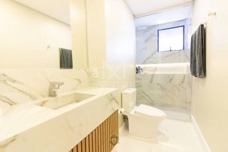 APARTAMENTO FRENTE MAR REFORMADO MOBILIADO À VENDA NA MEIA PRAIA