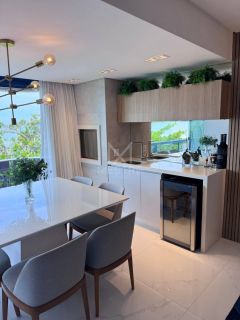 APARTAMENTO FRENTE MAR REFORMADO MOBILIADO À VENDA NA MEIA PRAIA