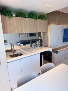 APARTAMENTO FRENTE MAR REFORMADO MOBILIADO À VENDA NA MEIA PRAIA