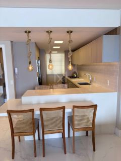APARTAMENTO FRENTE MAR REFORMADO MOBILIADO À VENDA NA MEIA PRAIA