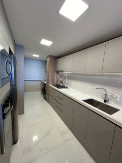 APARTAMENTO FRENTE MAR REFORMADO MOBILIADO À VENDA NA MEIA PRAIA