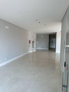 SALA COMERCIAL FRENTE AVENIDA NEREU RAMOS À VENDA NA MEIA PRAIA
