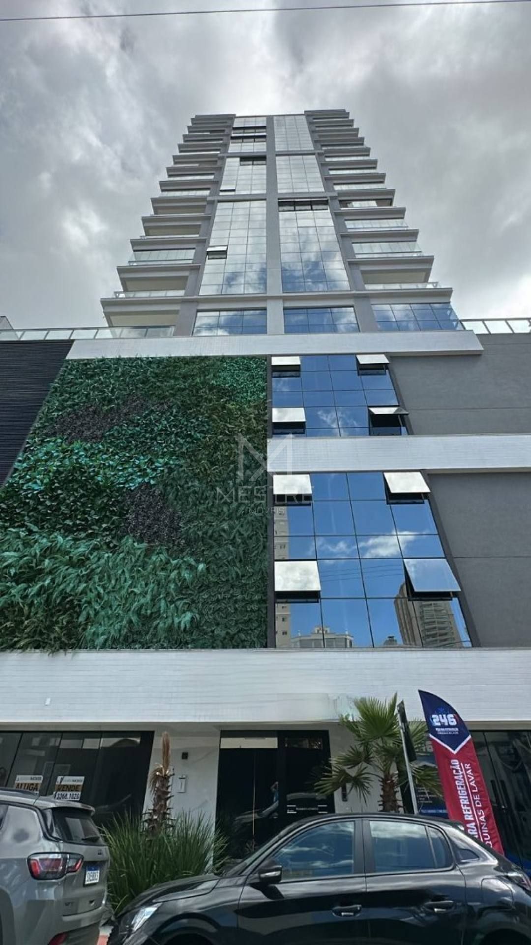 APARTAMENTO NOVO COM 03 SUÍTES À VENDA NO CORAÇÃO DA MEIA PRAIA