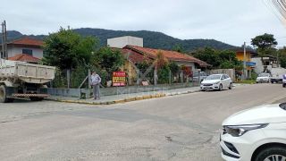 CASA DE ESQUINA À VENDA EM ITAPEMA