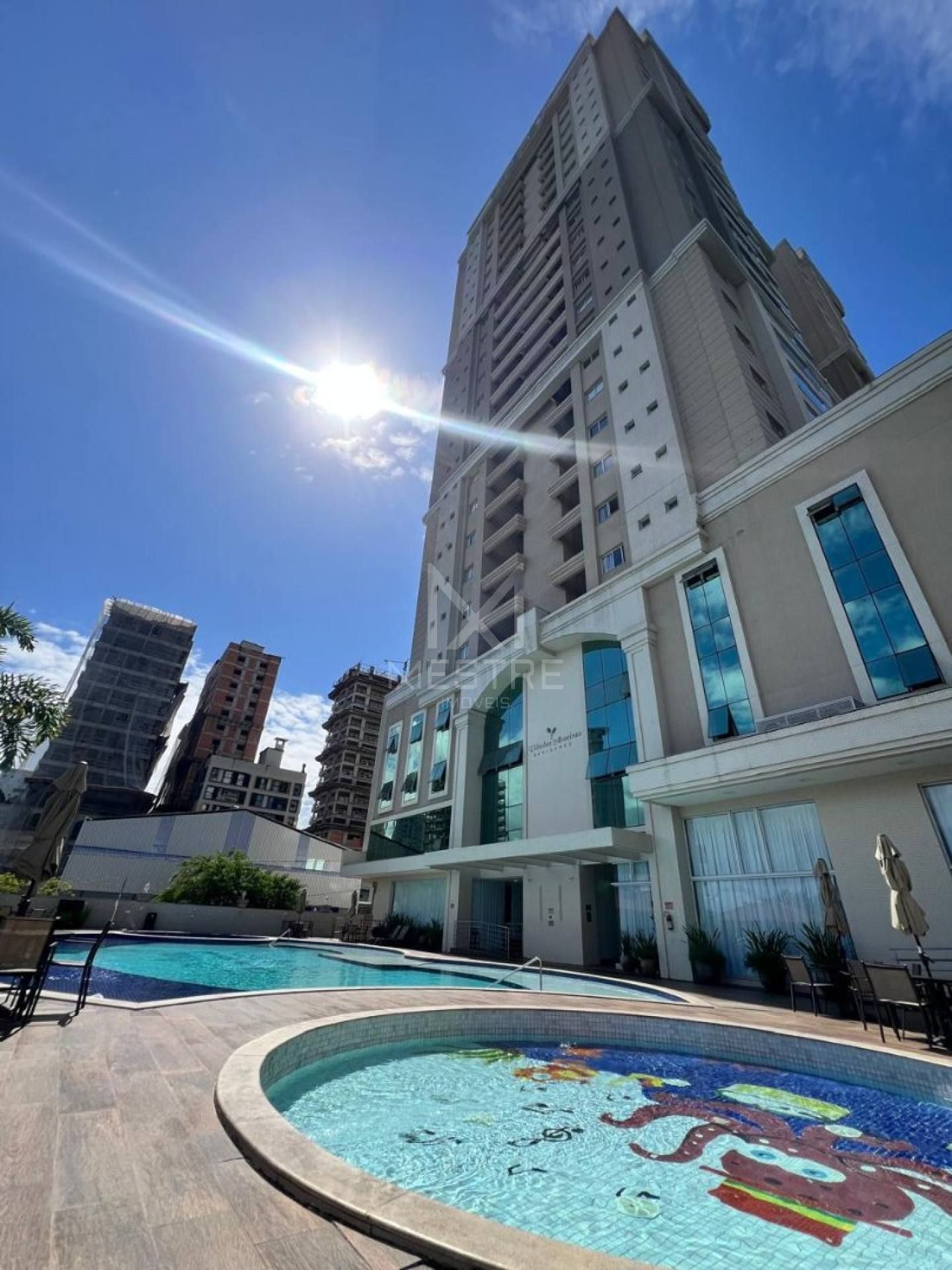 APARTAMENTO MOBILIADO COM 03 DORM. À VENDA NA MEIA PRAIA
