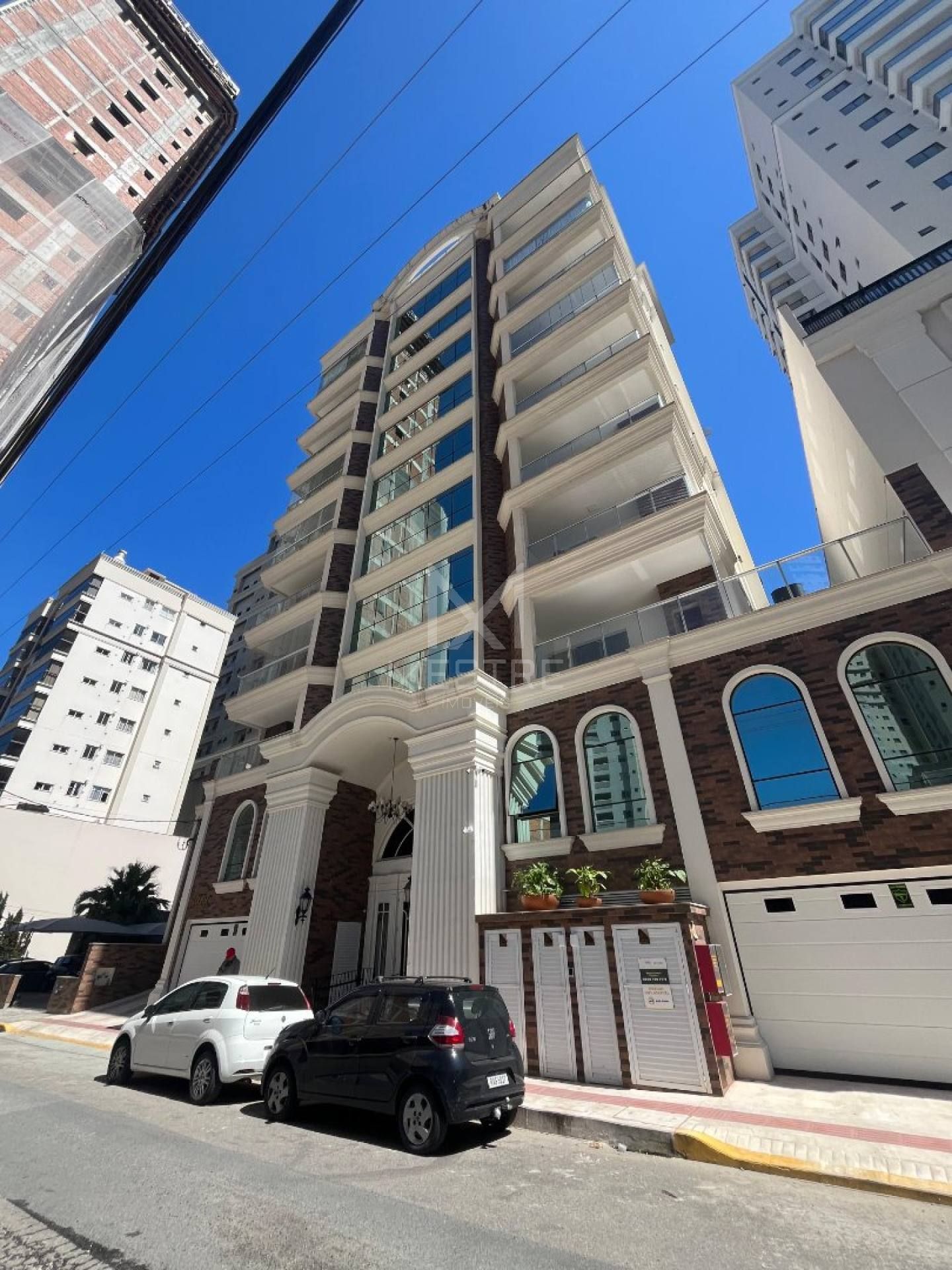 APARTAMENTO DE ALTO PADRÃO À VENDA NO CENTRO DE ITAPEMA