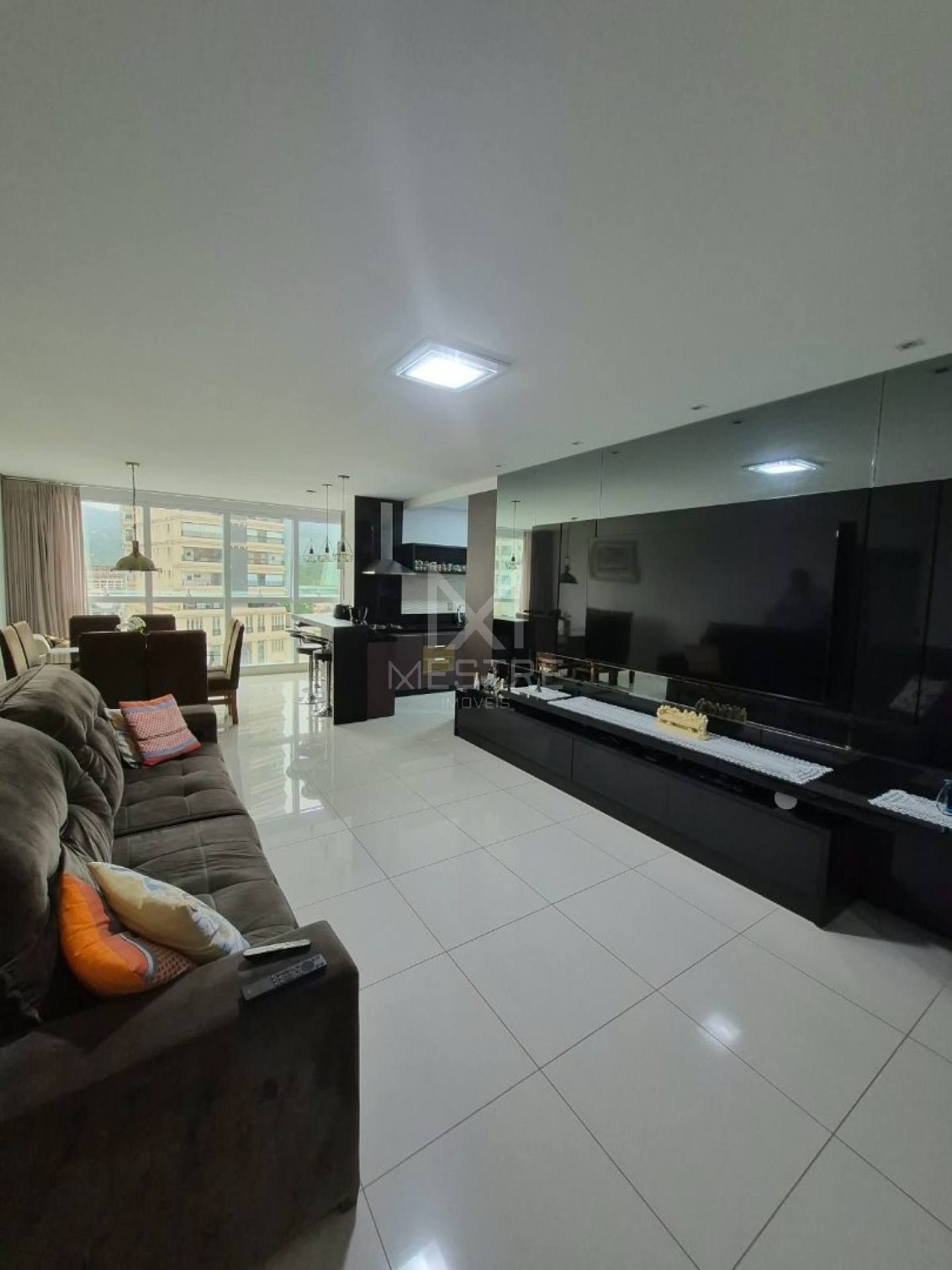 APARTAMENTO COM 03 SUÍTES À VENDA NO CENTRO DE ITAPEMA