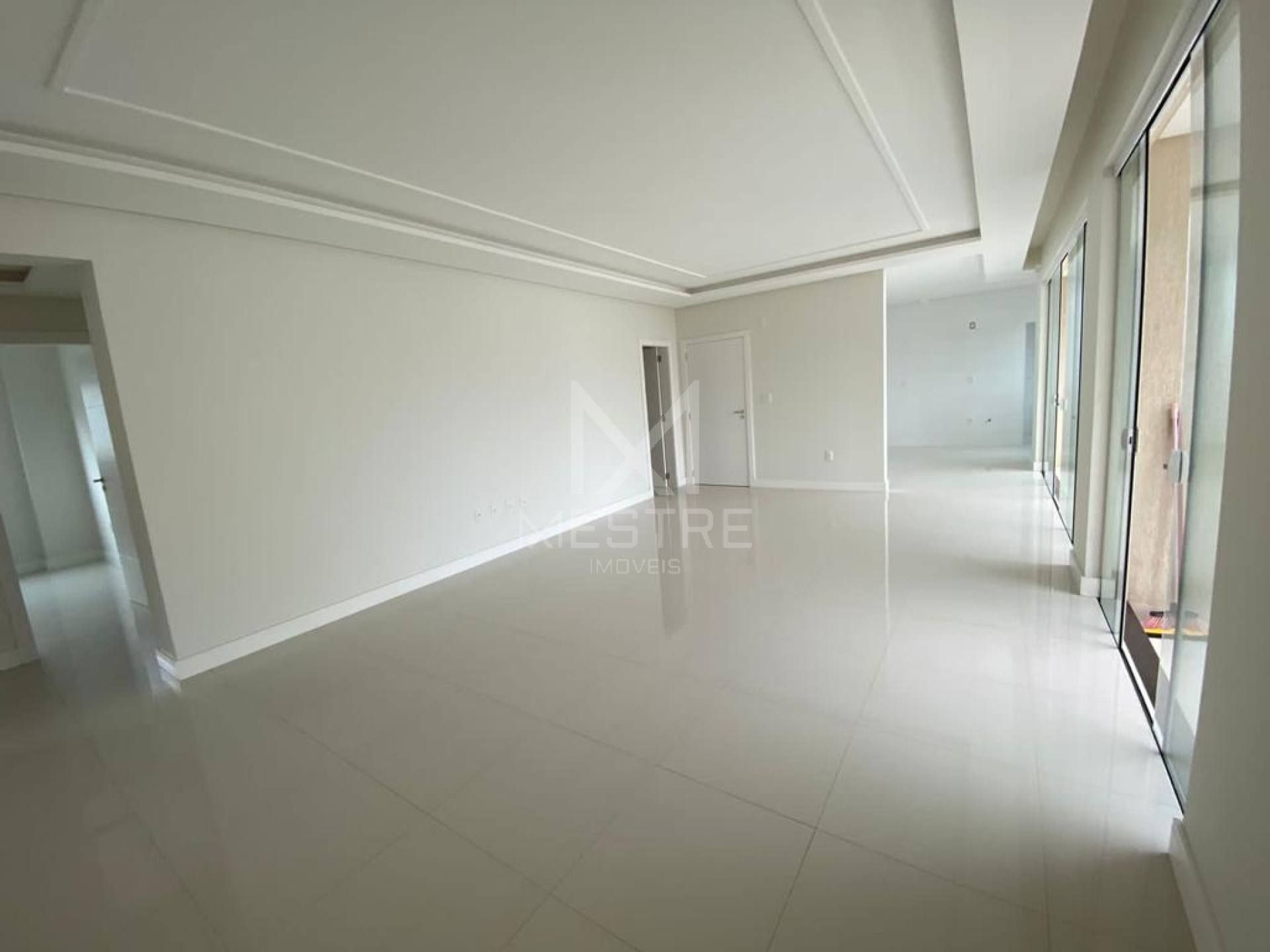 APARTAMENTO COM 04 SUÍTES E 180M² PRIVATIVOS À VENDA NA MEIA PRAIA