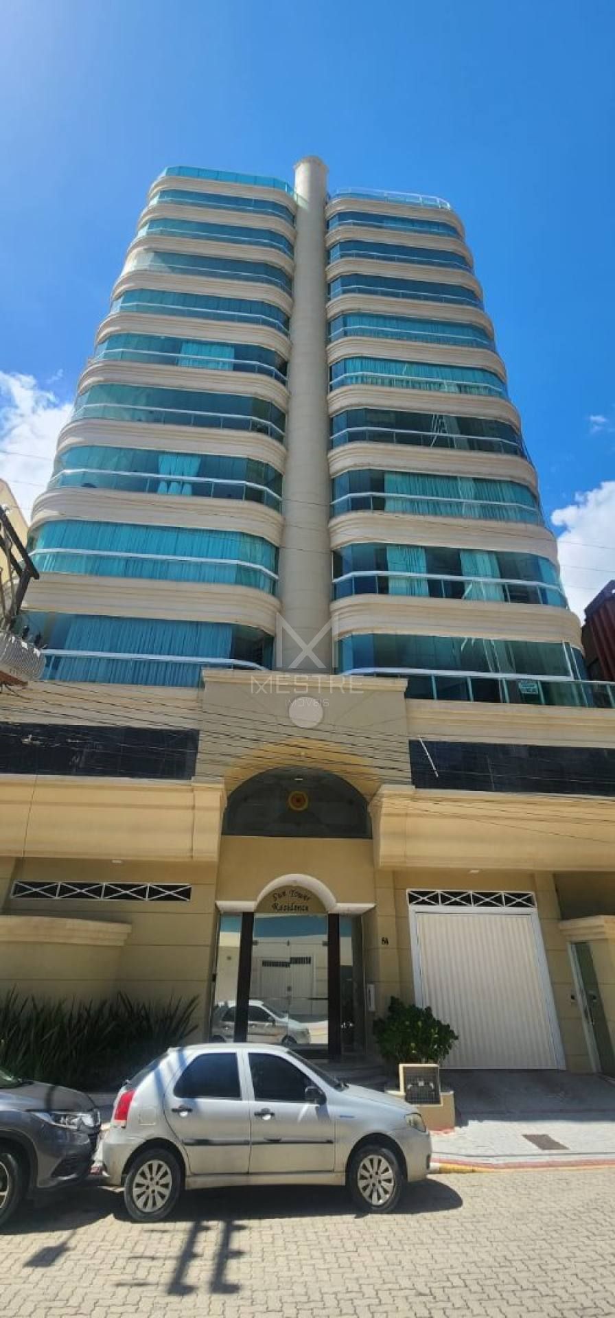 APARTAMENTO QUADRA MAR MOBILIADO À VENDA NA MEIA PRAIA