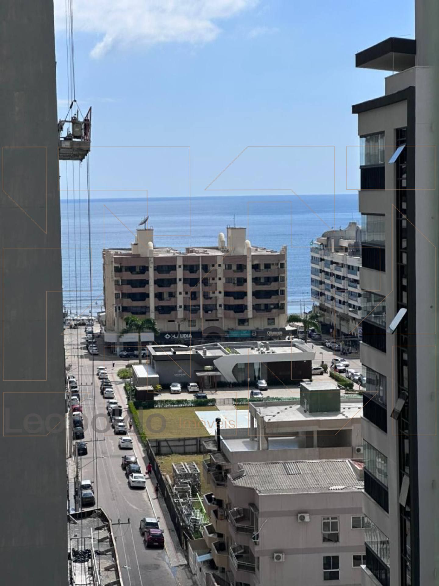 Tres suites gigante 4 vagas no coração da Meia Praia perto de tudo