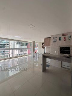 Tres suites gigante 4 vagas no coração da Meia Praia perto de tudo