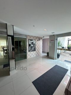 Tres suites gigante 4 vagas no coração da Meia Praia perto de tudo