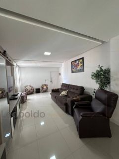 Tres suites gigante 4 vagas no coração da Meia Praia perto de tudo