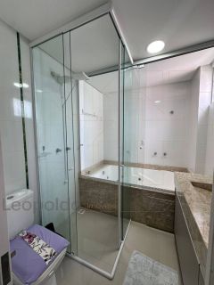 Tres suites gigante 4 vagas no coração da Meia Praia perto de tudo