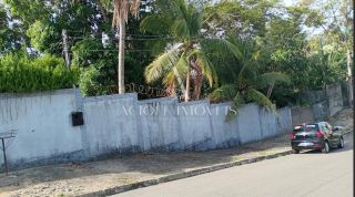 Casa a Venda (Padrão Chácara) no bairro Petrópolis.