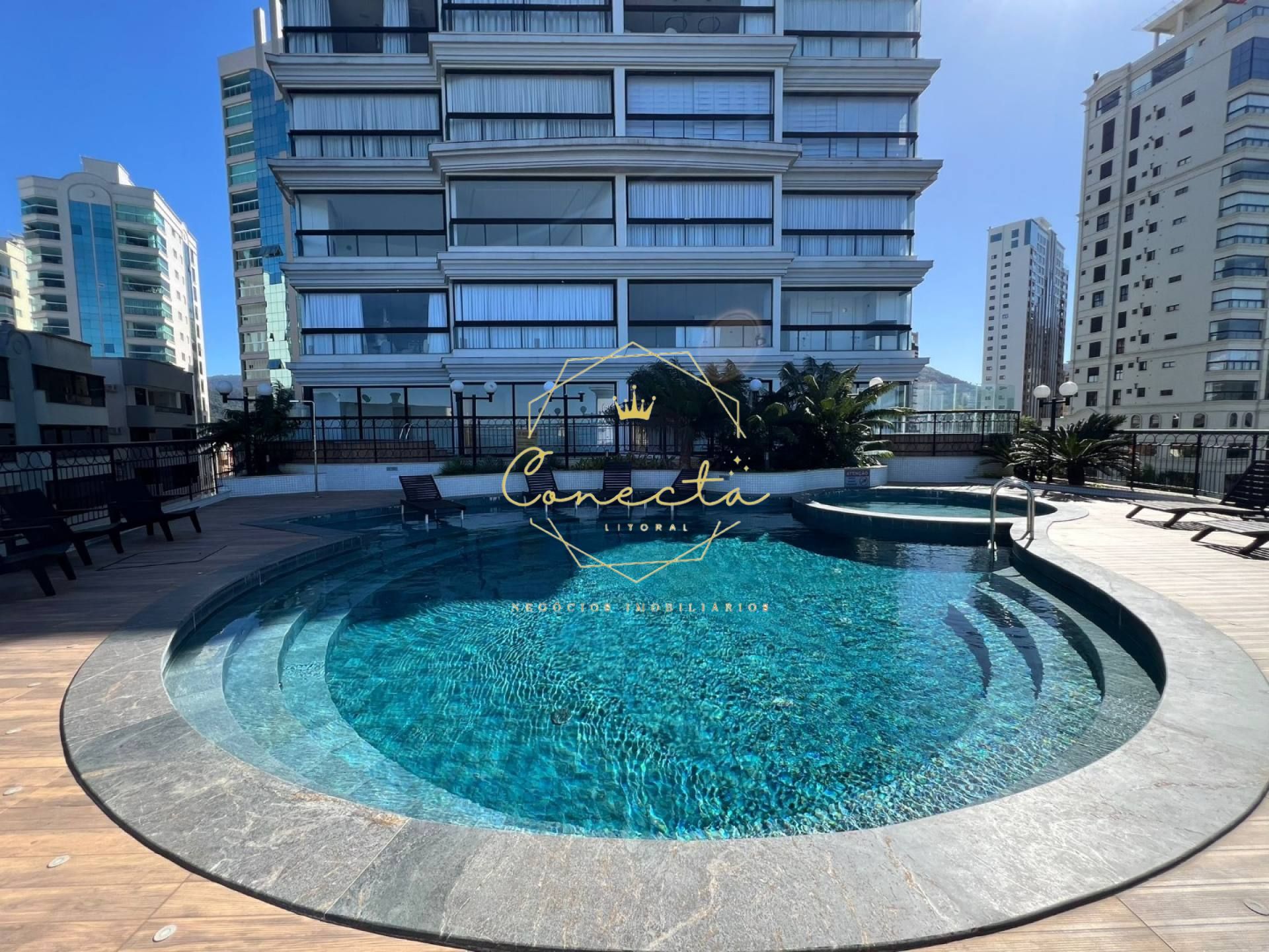 Apartamento a venda quadra mar 4 suítes, 3 vagas, FRENTE MAR, andar alto