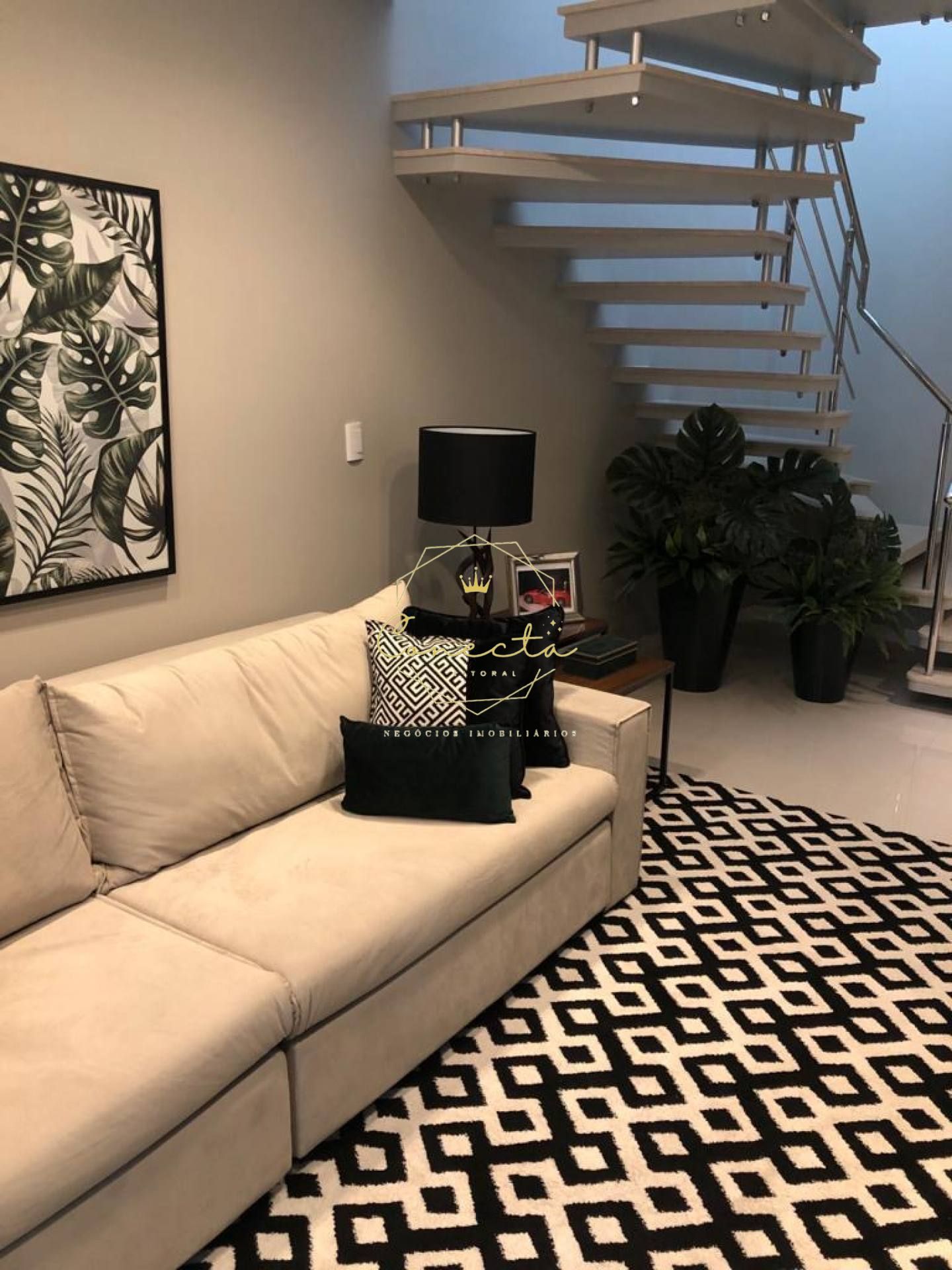 EXCLUSIVO!! Apartamento/Cobertura dúplex finamente mobiliada, 5 dormitórios sendo 4 suítes, 4 vagas de garagem.