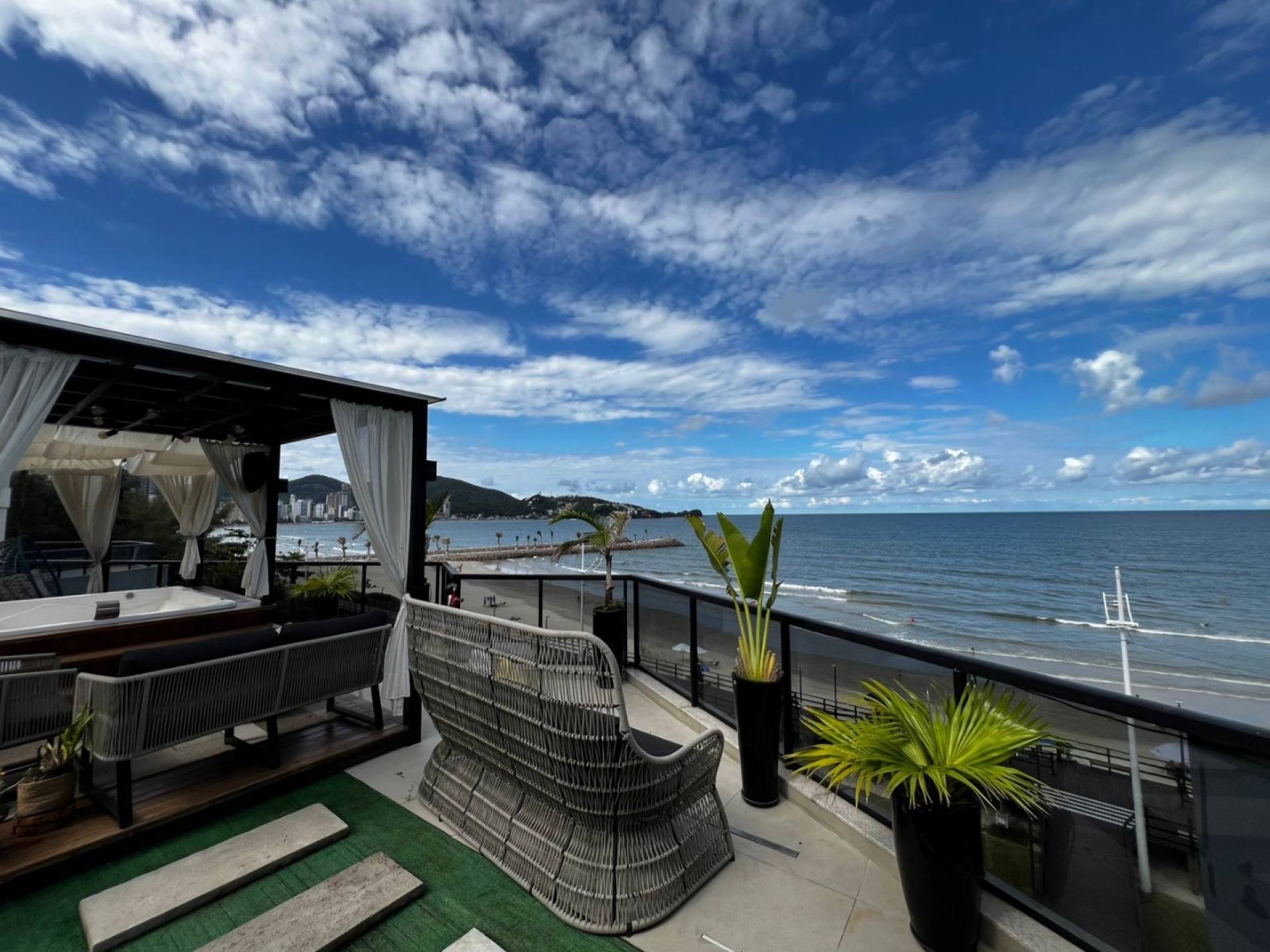 COBERTURA A VENDA, 4 suítes, 3 vagas, frente MAR! VISTA MAR