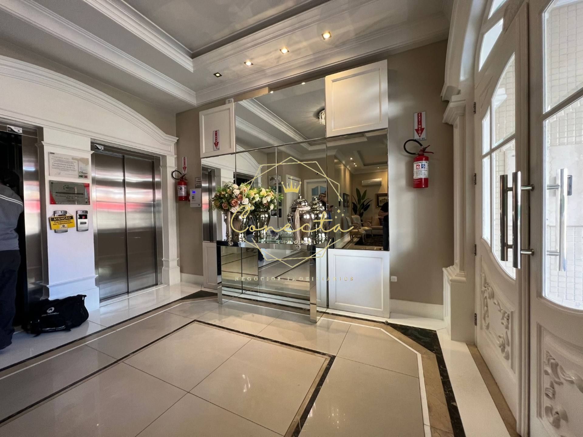 MOBILIADO! Apartamento de 4 suítes, 2 vagas de garagem 175m de área privativa.  Próximo a Av Nereu Ramos.