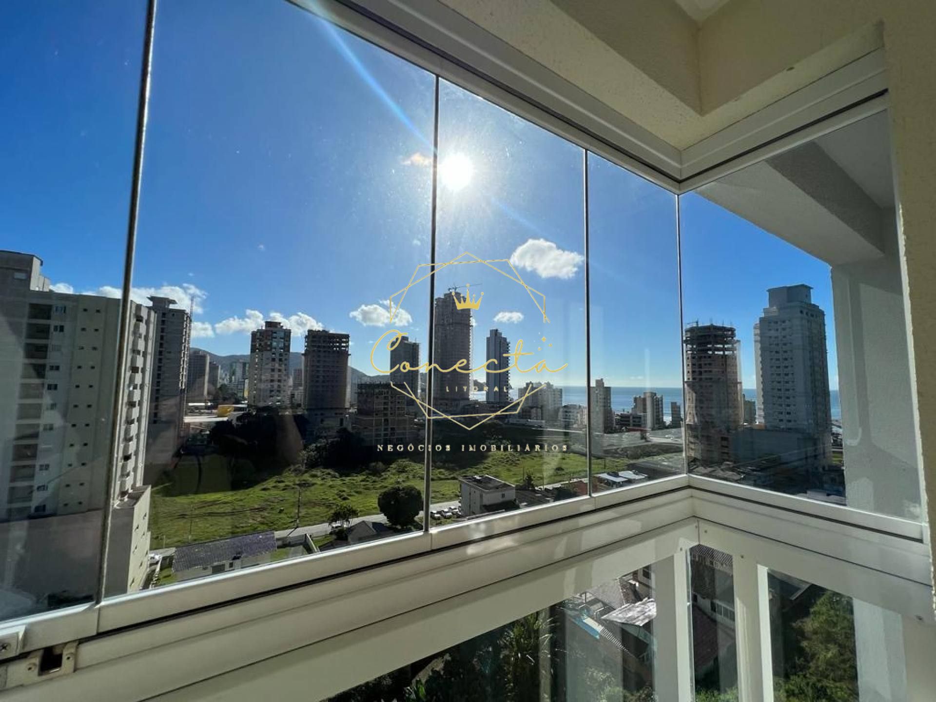 Apartamento mobiliado a venda em itapema, 2 dormitórios sendo 1 suíte, 1 vaga escriturada, vista para o mar.