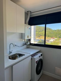 Apartamento finamente mobiliado, 2 dormitórios sendo 1 suíte, 1 vaga, andar alto.