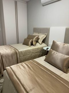 Apartamento finamente mobiliado, 2 dormitórios sendo 1 suíte, 1 vaga, andar alto.