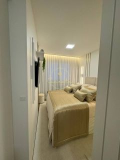 Apartamento finamente mobiliado, 2 dormitórios sendo 1 suíte, 1 vaga, andar alto.