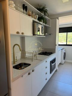 Apartamento finamente mobiliado, 2 dormitórios sendo 1 suíte, 1 vaga, andar alto.