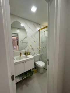 Apartamento finamente mobiliado, 2 dormitórios sendo 1 suíte, 1 vaga, andar alto.