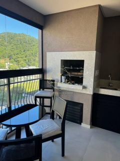 Apartamento finamente mobiliado, 2 dormitórios sendo 1 suíte, 1 vaga, andar alto.