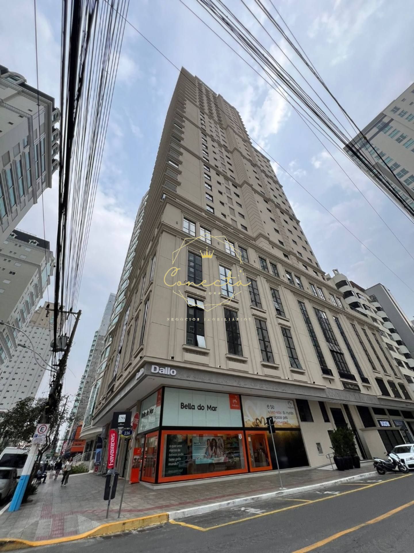 FRENTE AVENIDA. Apartamento mobiliado, são 4 suítes, 2 vagas, lazer completo.