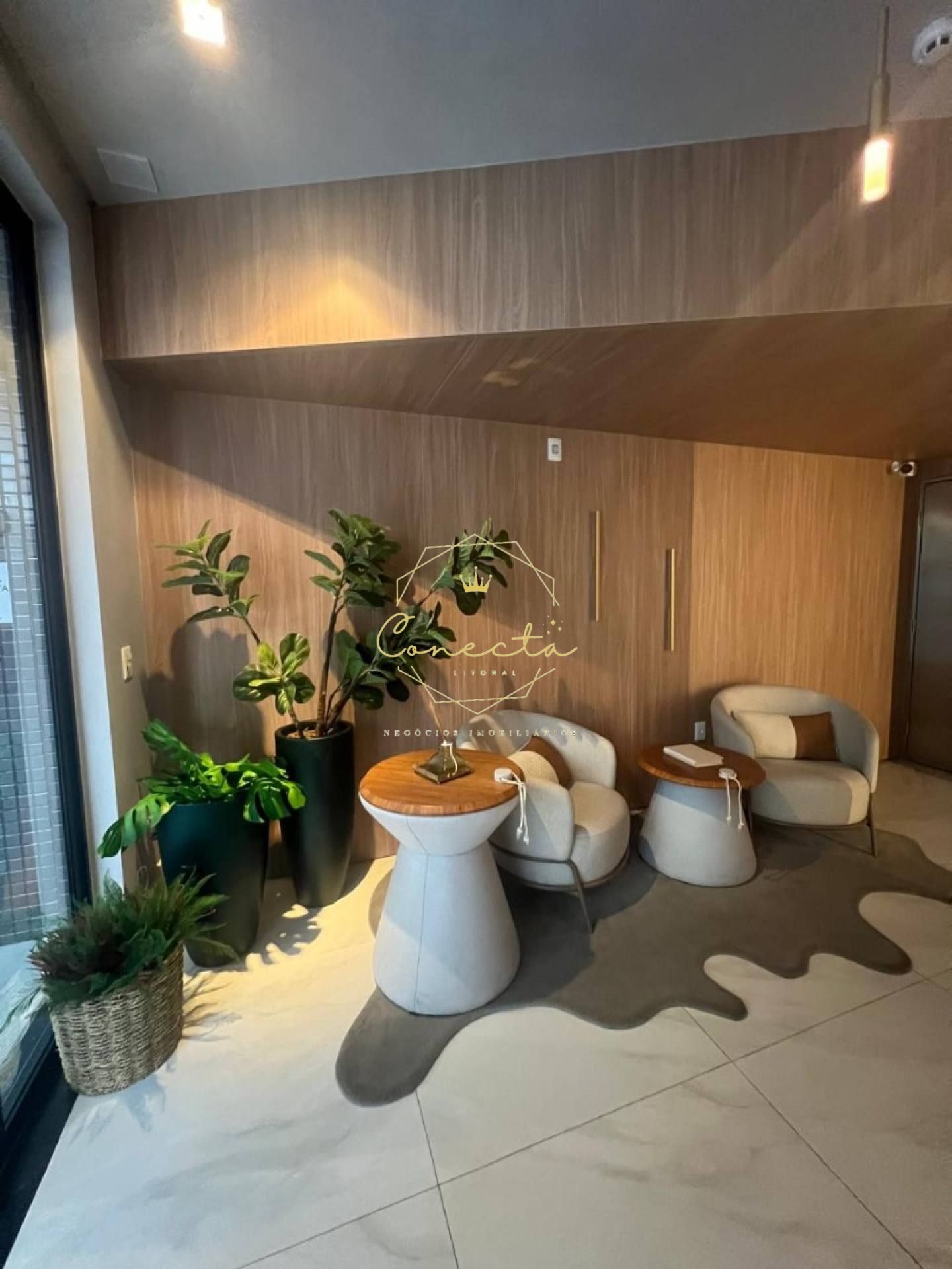 OPORTUNIDADE Na MEIA PRAIA! Apartamento mobiliado, são 2 suítes com duas vagas de garagem, andar alto, lazer.