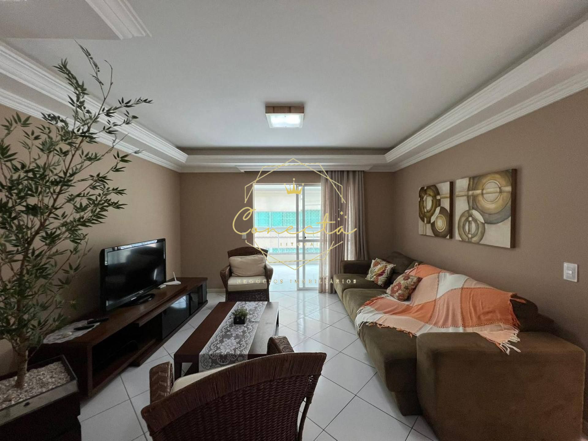 Apartamento a venda em itapema mobiliado, 3 dormitórios sendo 1 suíte, andar alto, 1 vaga de garagem escriturada.