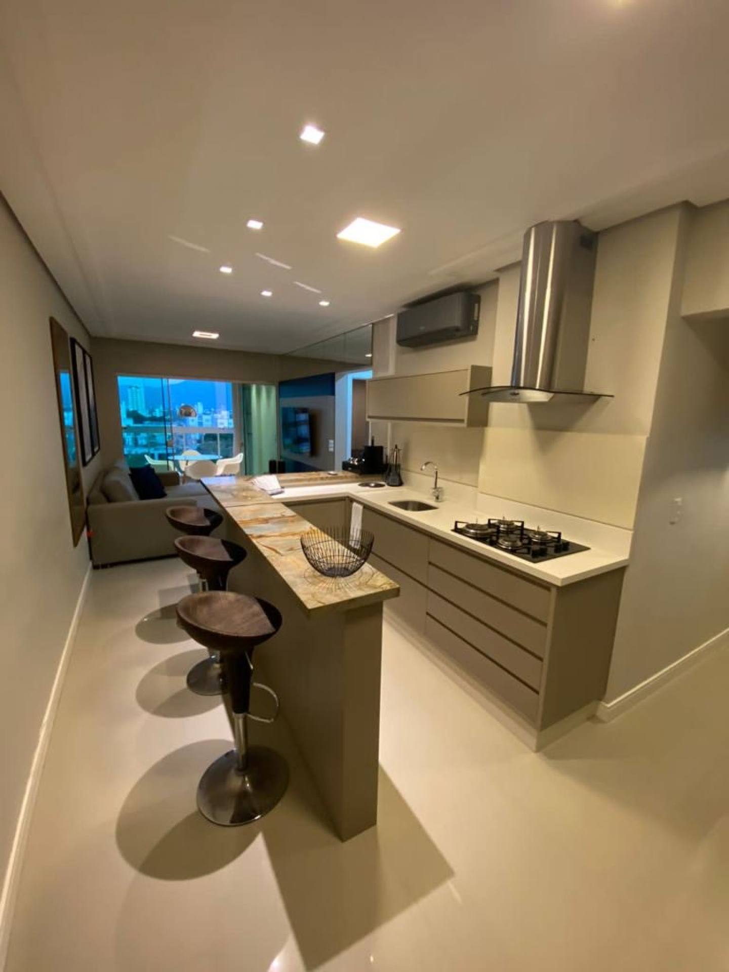 APARTAMENTO A VENDA EM ITAPEMA/ MEIA PRAIA. COMPOSTO DE  2 DORMITÓRIOS SENDO 1 SUÍTE MOBILIADO  COM DUAS VAGAS DE GARAGEM SEPARADAS LADO A LADO!