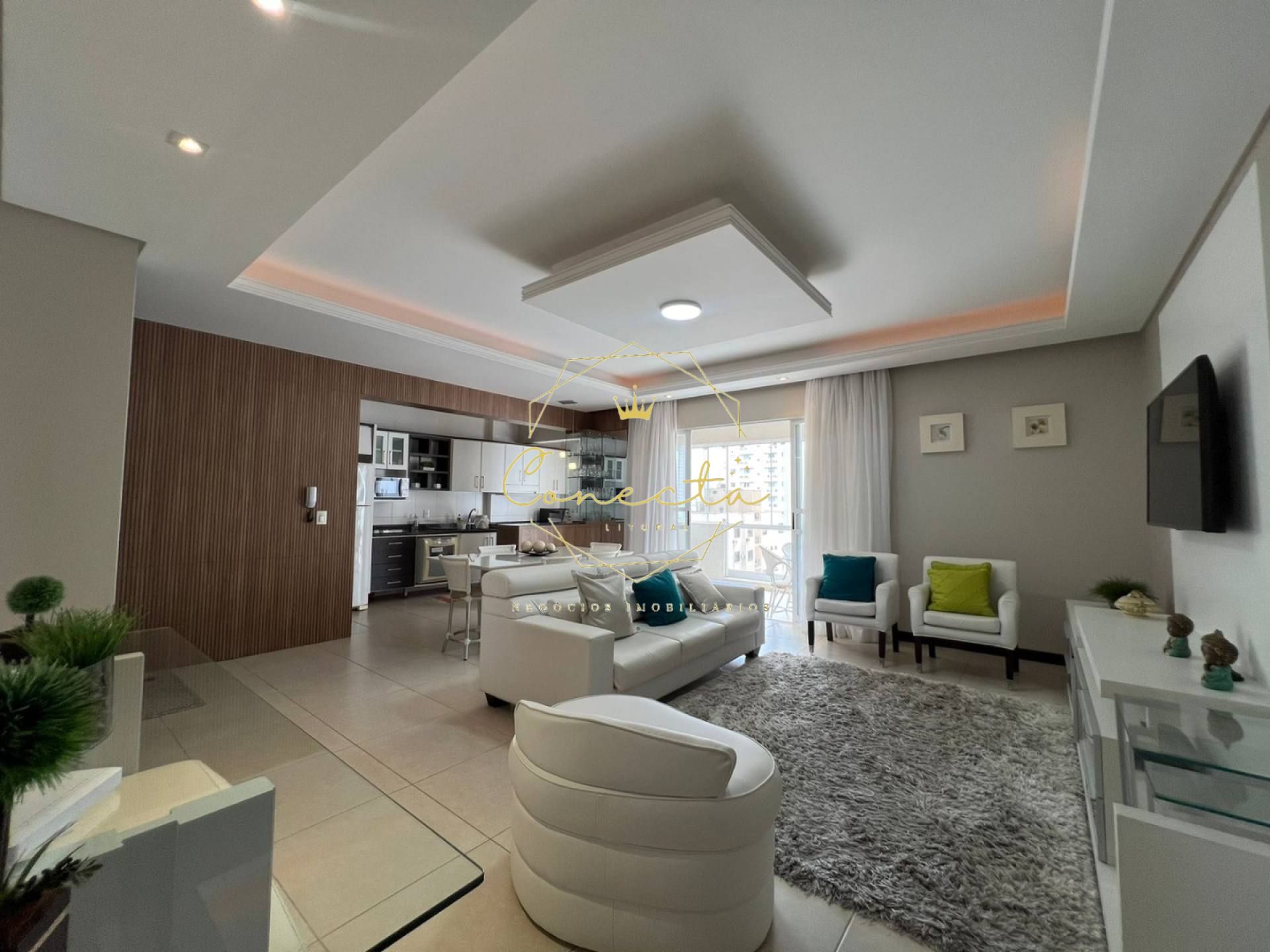 OPORTUNIDADE ÚNICA COM VISTA MAR! Apartamento com 4 dormitórios mobiliado, sendo 1 suíte, 2 vagas de garagem!