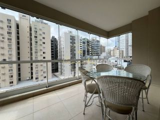 OPORTUNIDADE ÚNICA COM VISTA MAR! Apartamento com 4 dormitórios mobiliado, sendo 1 suíte, 2 vagas de garagem!