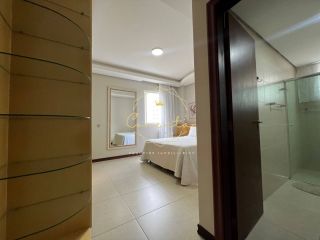 OPORTUNIDADE ÚNICA COM VISTA MAR! Apartamento com 4 dormitórios mobiliado, sendo 1 suíte, 2 vagas de garagem!