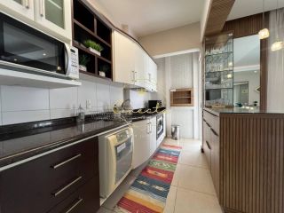 OPORTUNIDADE ÚNICA COM VISTA MAR! Apartamento com 4 dormitórios mobiliado, sendo 1 suíte, 2 vagas de garagem!