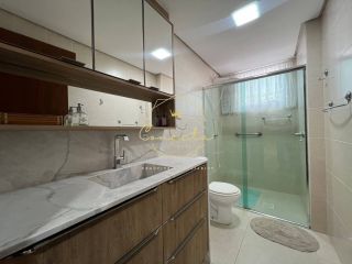 OPORTUNIDADE ÚNICA COM VISTA MAR! Apartamento com 4 dormitórios mobiliado, sendo 1 suíte, 2 vagas de garagem!
