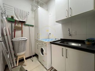 OPORTUNIDADE ÚNICA COM VISTA MAR! Apartamento com 4 dormitórios mobiliado, sendo 1 suíte, 2 vagas de garagem!