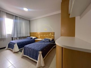 OPORTUNIDADE ÚNICA COM VISTA MAR! Apartamento com 4 dormitórios mobiliado, sendo 1 suíte, 2 vagas de garagem!