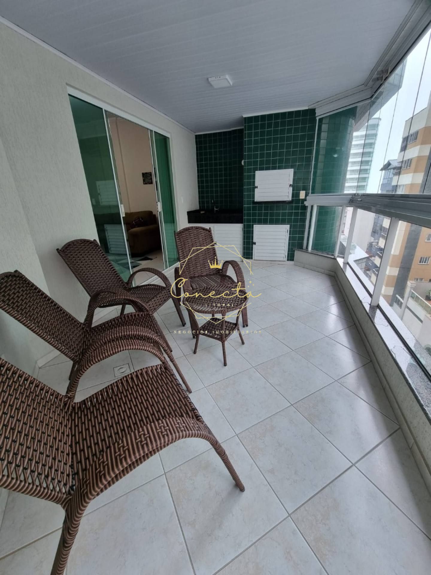 APARTAMENTO A VENDA, próximo da Av. Nereu Ramos, 3 dormitórios mobiliado, com duas vagas de garagens individuais!